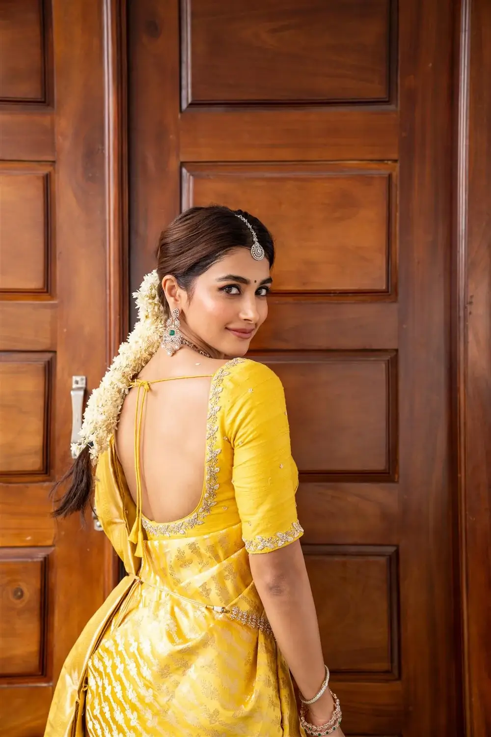 TELUGU ACTRESS POOJA HEGDE IN YELLOW SILK SAREE 14